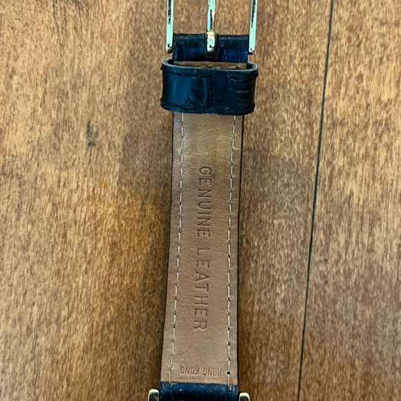 Beautiful Unisex American Red Cross Gold and Black Watch, needs new battery - Picture 4 of 5